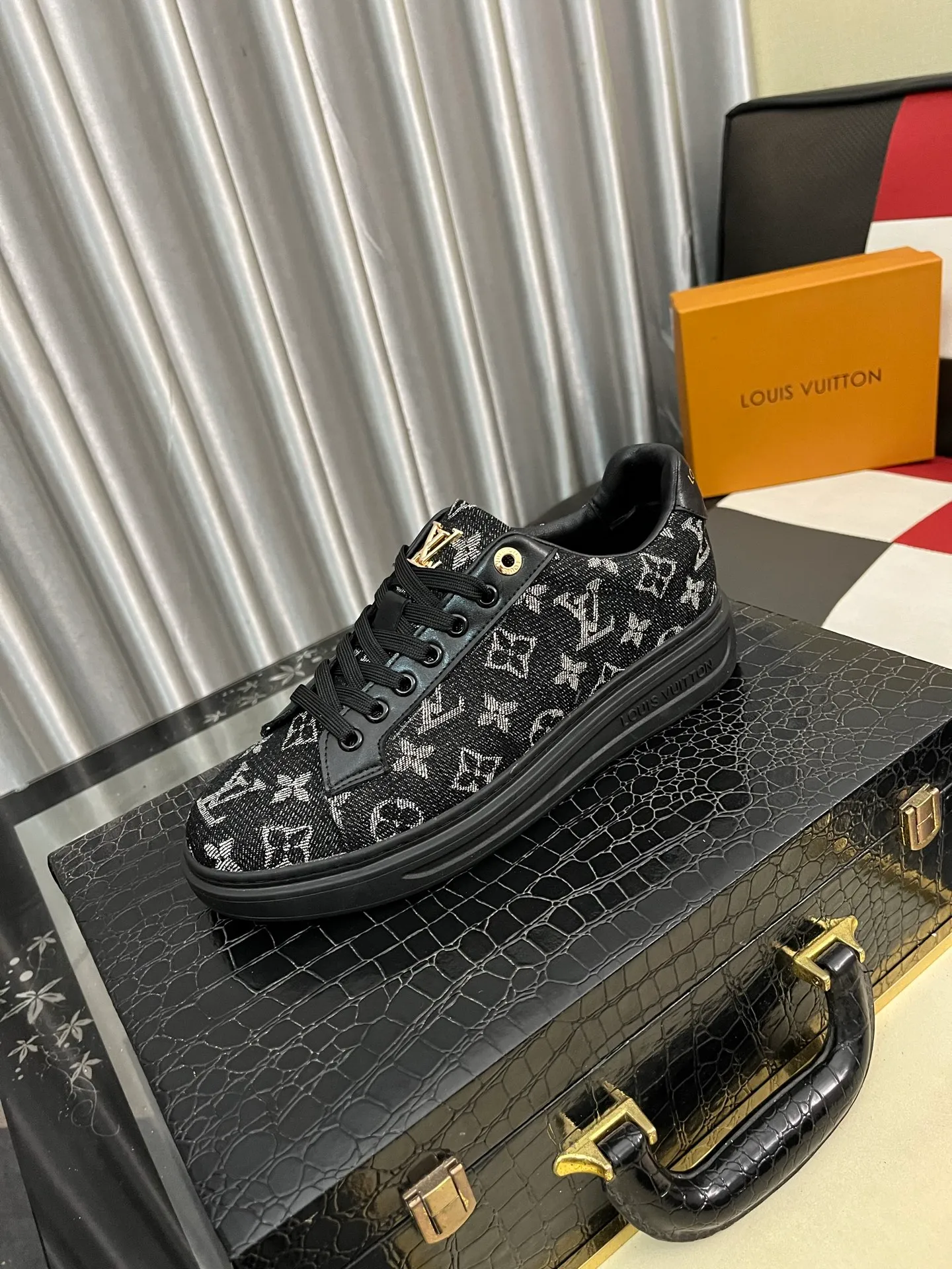 Men's shoes 💰400⌚️⌚️LV Louis Vuitton. The latest trendy casual shoes are popular in physical stores in sizes 38-44. New spring and summer comfortable imported custom original cowhide, unique jacquard fabric element design. Paired with sheepskin lining, Lv original bottom, [taiyang][taiyang] high-end packaging and high quality💪Details determine the quality, you can enter and leave the counter at will, welcome to compare🇮🇹